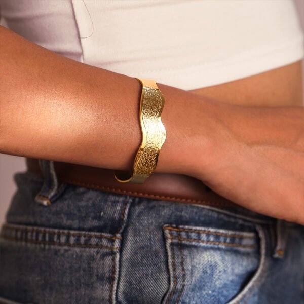 Simple Wavy Edge Textured Open Bracelet - Image 3