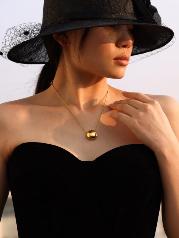 Simple Round Pendant Necklace - Image 4