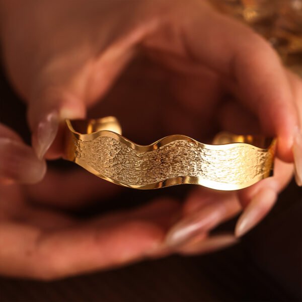 Simple Wavy Edge Textured Open Bracelet - Image 5