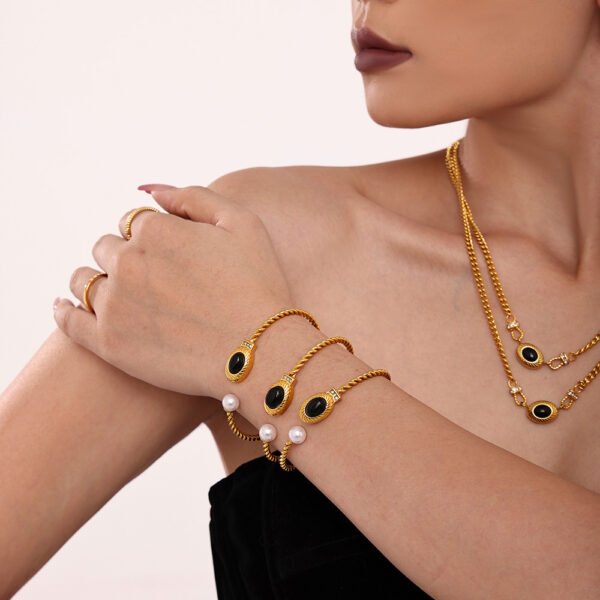 Fashion Black Agate Horseshoe Buckle Open Bracelet - Image 3
