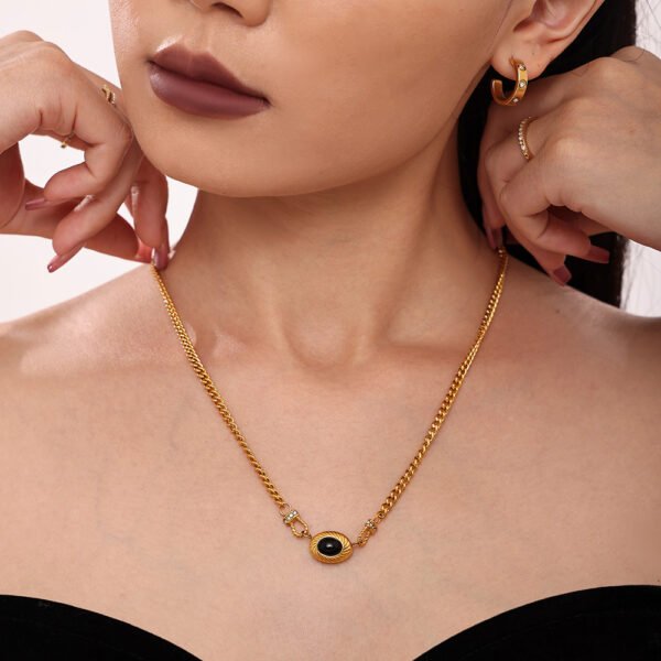 Fashion Black Agate Horseshoe Buckle Necklace - Image 3