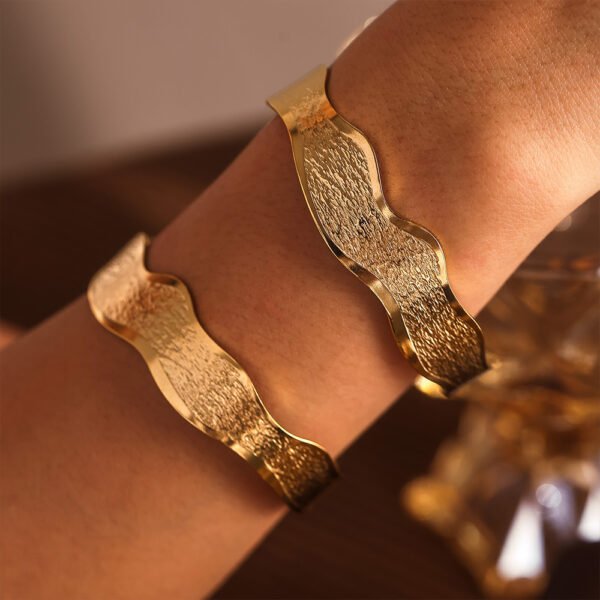 Simple Wavy Edge Textured Open Bracelet - Image 6
