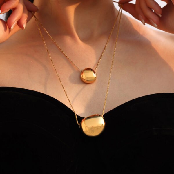 Simple Round Pendant Necklace - Image 3